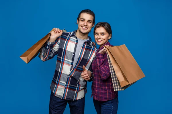 Cuplu Atractiv Tineri Saci Cumpărături Fundal Albastru Persoană Shopaholic — Fotografie, imagine de stoc