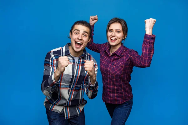 Hermosa Pareja Joven Sobre Fondo Azul Muy Feliz Emocionada Haciendo — Foto de Stock