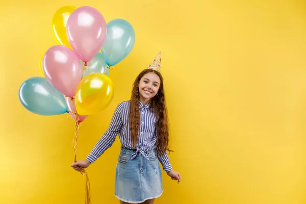 Νεαρό Κορίτσι Στο Πάρτι Γενεθλίων Πολύχρωμα Φουσκωτά Μπαλόνια Απομονώνονται Ένα — Φωτογραφία Αρχείου