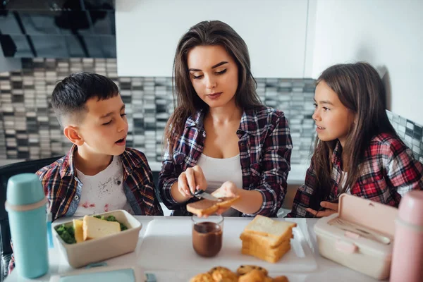 Die Junge Mutter Und Ihr Kind Backen Schulbrot Für Das — Stockfoto