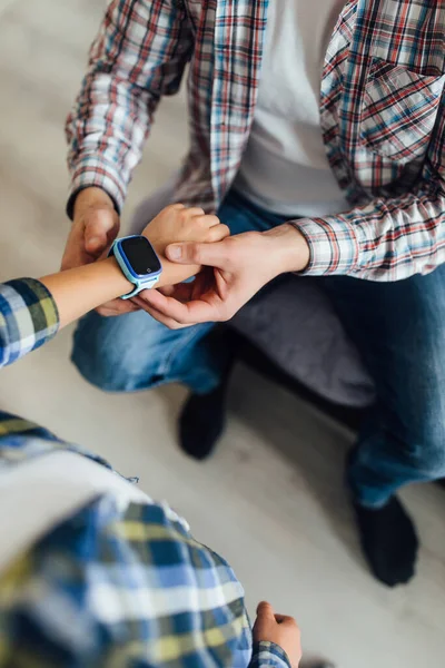 Cerca Foto Papá Niño Apoyo Usar Reloj Inteligente Mano — Foto de Stock