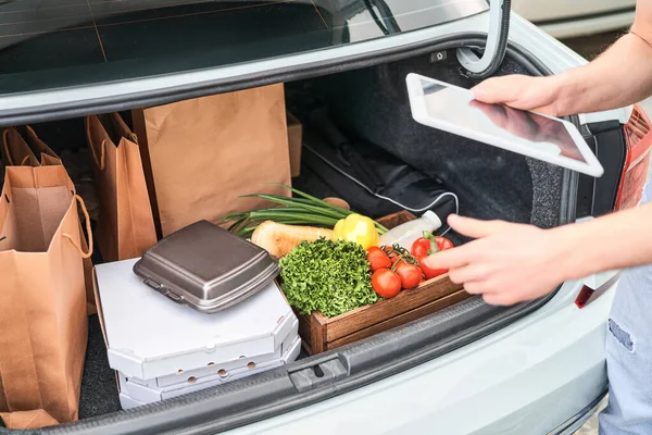 Mensajero Trajo Pedido Línea Maletero Coche Blanco Compruebe Entrega Tableta — Foto de Stock