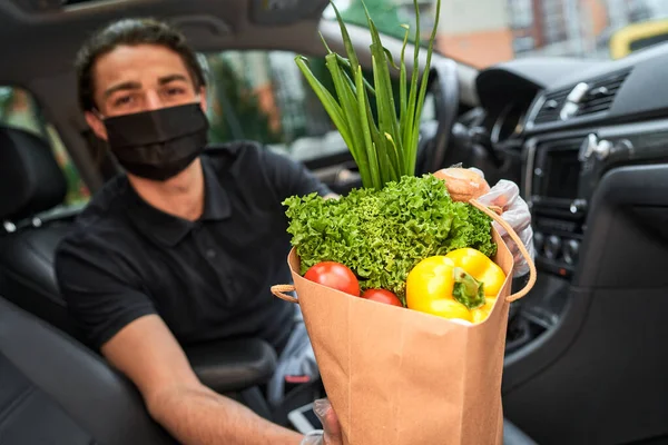 Repartidor Sostiene Bolso Con Verduras Frescas Entrega Tienda Alrededor Ciudad — Foto de Stock