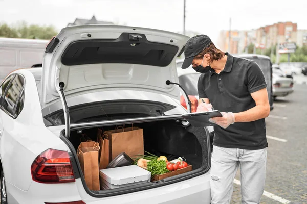 Mensajero Comprueba Los Pedidos Comida Línea Ciudad Hombre Con Máscara — Foto de Stock