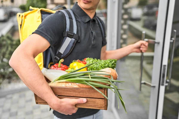 Mensajero Con Una Mochila Comida Entregó Pedido Línea Casa Del — Foto de Stock