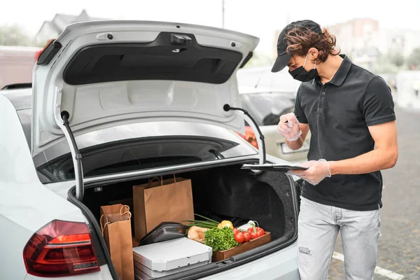 Comprobación Pedidos Línea Una Tableta Entrega Comida Por Ciudad — Foto de Stock