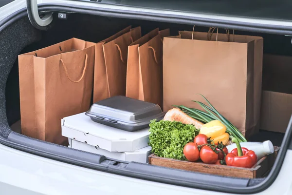 Entrega Comida Línea Comida Bolsas Cartón Verduras Pizza Maletero Coche — Foto de Stock