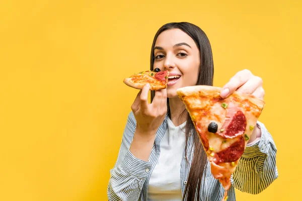 Fundo Amarelo Uma Menina Sorrindo Entrega Uma Fatia Pizza Para — Fotografia de Stock