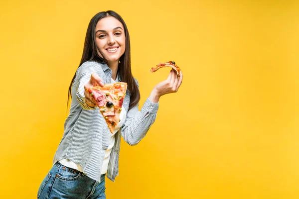 Menina Bonita Segura Uma Fatia Pizza Olha Para Câmera Com — Fotografia de Stock