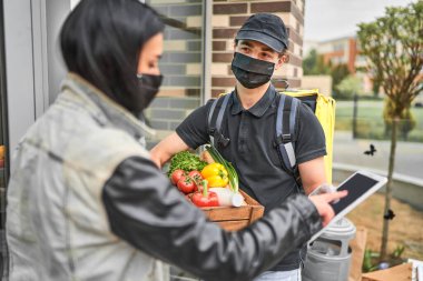Yiyecek teslimatçısı kadın için internetten sipariş vermiş. Koruyucu maskeler takıyorlarmış..