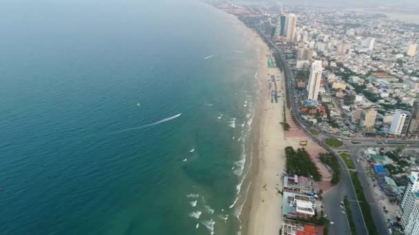 Una Atracción Acuática Está Volando Paracaídas Detrás Barco Contra Telón — Vídeo de stock