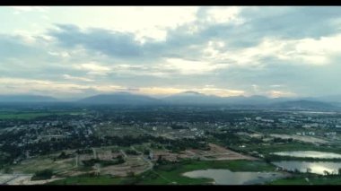 Danang şehrini üzerinde gerizonte dağlar görebileceğiniz Panoraması.