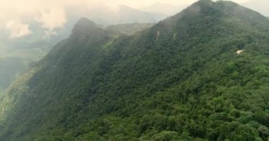 Dağ içinde Milli Parkı Vietnam Bach Ma zirvesine. Parkta üstten görünüm inanılmaz.