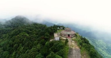 Dağ içinde Milli Parkı Vietnam Bach Ma zirvesine. Parkta üstten görünüm inanılmaz.