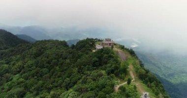 Dağ içinde Milli Parkı Vietnam Bach Ma zirvesine. Parkta üstten görünüm inanılmaz.