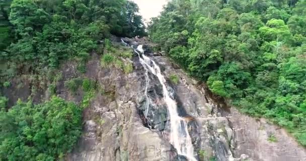 Une énorme cascade dans le parc national de Bach Ma. Une des plus hautes cascades du Vietnam .