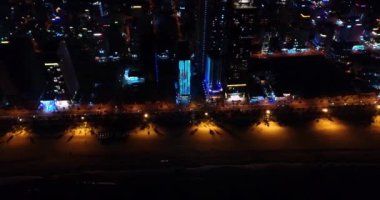 Kuş uçuş yüksekliği gece sahil Danang şehirden.