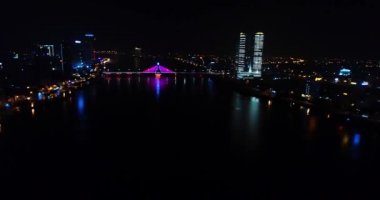 Danang şehrini bir kuş uçuş yüksekliği köprüsünden.