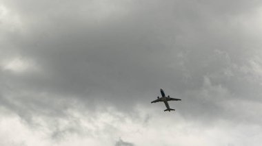 Bir uçağı Havaalanı yakınlarında kalkıyor.