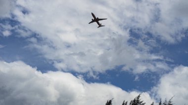 Bir uçağı Havaalanı yakınlarında kalkıyor.