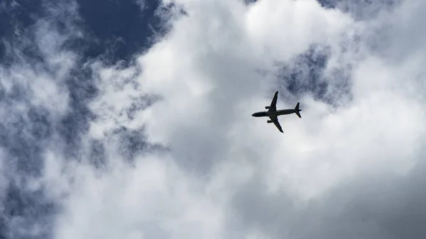 Ein Der Nähe Des Flughafens Startendes Flugzeug — Stockfoto