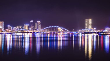 Geceleri dragon Köprüsü kentin Danang, Vietnam.