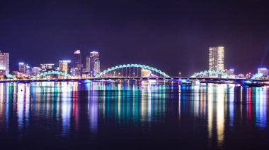 Geceleri dragon Köprüsü kentin Danang, Vietnam.