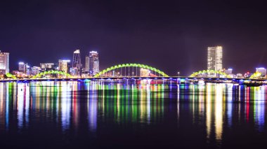 Geceleri dragon Köprüsü kentin Danang, Vietnam.