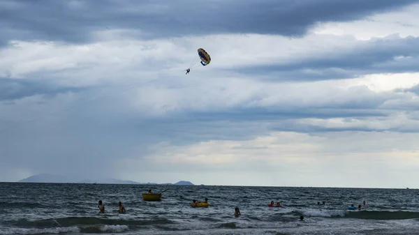 Een Parachute Vlucht Zee Stad Danang Vietnam — Stockfoto