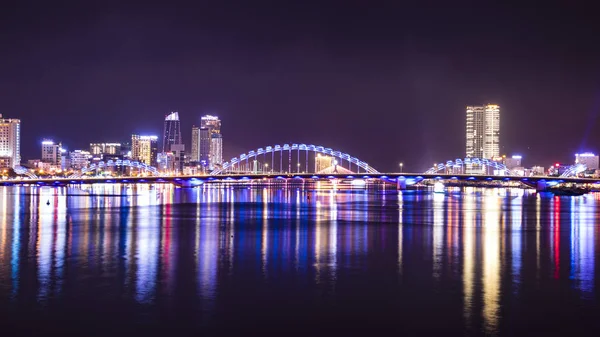 Geceleri dragon Köprüsü kentin Danang, Vietnam.