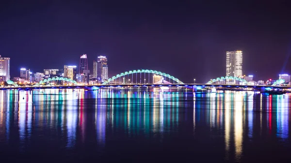 Geceleri dragon Köprüsü kentin Danang, Vietnam.