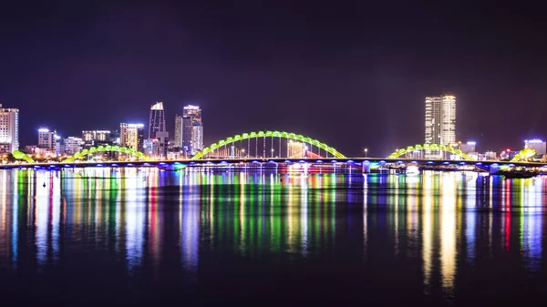 Geceleri dragon Köprüsü kentin Danang, Vietnam.