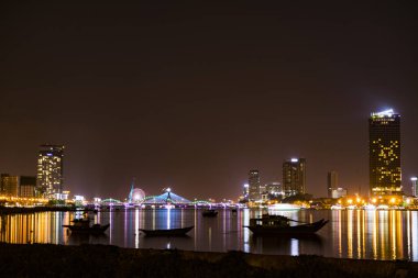 Da Nang, Vietnam şehrin köprüleri süpürme gece.