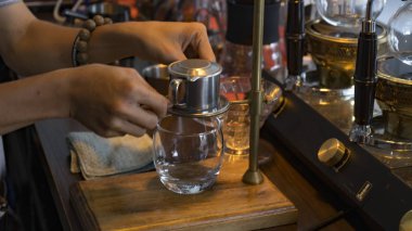 Vietnam lezzetli ve aromatik kahve pişirme.