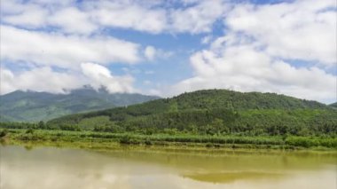 Sonbahar Vietnam, dağlar ve bulutlar. Zaman atlamalı.