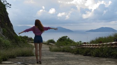 Adanın etrafında seyahat kızlar.