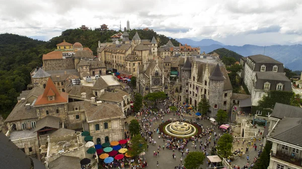 Park vwietnam kentin bir Danang içinde dağda. Ba Na Hills Park 