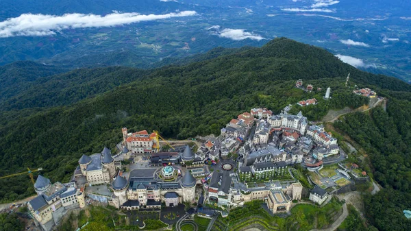 Park vwietnam kentin bir Danang içinde dağda. Ba Na Hills Park 