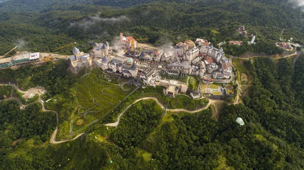 Park vwietnam kentin bir Danang içinde dağda. Ba Na Hills Park 