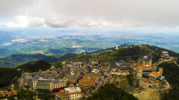Park vwietnam kentin bir Danang içinde dağda. Ba Na Hills Park 