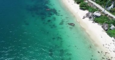 Vietnam 'daki Ku Lao Cham takımadasındaki Cham Adası güzel plajları, manzarası ve vahşi hayatı ile. Helikopterde DJI Phantom 4 profesyonel, Flicam.