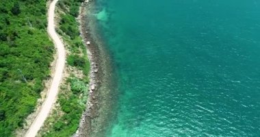 Vietnam 'daki Ku Lao Cham takımadasındaki Cham Adası güzel plajları, manzarası ve vahşi hayatı ile. Helikopterde DJI Phantom 4 profesyonel, Flicam.