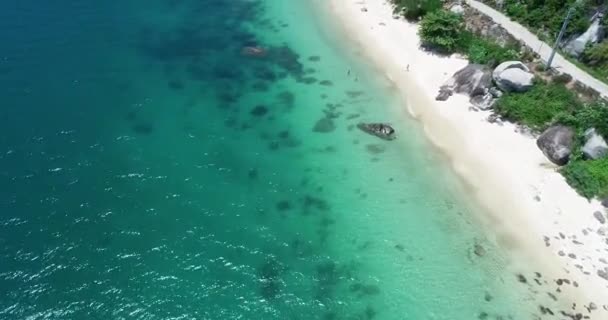 美しいビーチ 風景や野生動物とベトナムのクー ラオチャムの群島のチャム島 私たちは コプターDjiファントム4プロで撮影します — ストック動画