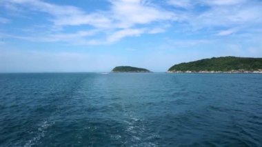 Vietnam 'daki Ku Lao Cham takımadasındaki Cham Adası güzel plajları, manzarası ve vahşi hayatı ile. Helikopterde DJI Phantom 4 profesyonel, Flicam.
