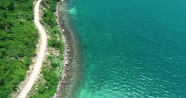 Vietnam 'daki Ku Lao Cham takımadasındaki Cham Adası güzel plajları, manzarası ve vahşi hayatı ile. Helikopterde DJI Phantom 4 profesyonel, Flicam.