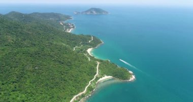 Vietnam 'daki Ku Lao Cham takımadasındaki Cham Adası güzel plajları, manzarası ve vahşi hayatı ile. Helikopterde DJI Phantom 4 profesyonel, Flicam.