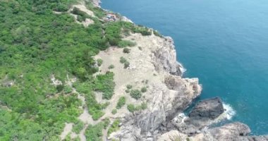 Vietnam 'daki Ku Lao Cham takımadasındaki Cham Adası güzel plajları, manzarası ve vahşi hayatı ile. Helikopterde DJI Phantom 4 profesyonel, Flicam.