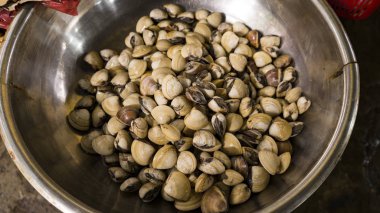 Farklı balıklar, istiridye, yengeç, köpekbalıkları ve diğerleri ile Vietnam seafoodmarket deniz yaratıkları. Vietnam'da egzotik yiyecek satın almak isteyen turistler için harika bir yer. Asya okyanus hediyeler.