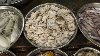 Farklı balıklar, istiridye, yengeç, köpekbalıkları ve diğerleri ile Vietnam seafoodmarket deniz yaratıkları. Vietnam'da egzotik yiyecek satın almak isteyen turistler için harika bir yer. Asya okyanus hediyeler.