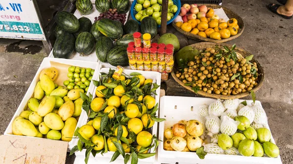 Çok egzotik meyve ve sebze sokaklarda Danang, Vietnam için piyasada